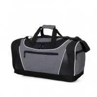 Bolsa esportiva de poliéster com detalhe em couro sintético, contém um compartimento principal com placa semirrígida no fundo, compartimento lateral para calçados com aberturas respiratórias, compartimento frontal e compartimento lateral pequeno. Alça transversal ajustável e alças para mãos com fecho de velcro.