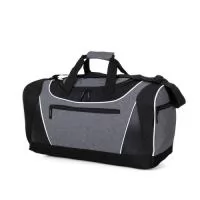 Bolsa esportiva de poliéster com detalhe em couro sintético, contém um compartimento principal com placa semirrígida no fundo, compartimento lateral para calçados com aberturas respiratórias, compartimento frontal e compartimento lateral pequeno.