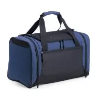Bolsa de 46 litros confeccionada em nylon resistente à água, com quatro compartimentos, incluindo um bolso lateral com parte telada exclusivo para tênis. Possui alça transversal regulável e removível, além de duas alças de mão.  Altura :  30 cm  Largura :  53 cm  Profundidade :  29 cm