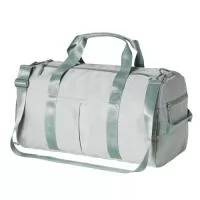 Bolsa esportiva de 35 litros em poliéster resistente à água com cinco compartimentos, sendo dois deles exclusivos para tênis e itens molhados. Contém bolso para encaixe em malas de viagem, bolso interno, alça de mão lateral extra e acompanha alça transversal.  Altura :  28,8 cm  Profundidade :  24,3 cm  Comprimento :  50,8 cm