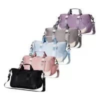 Bolsa esportiva de 28 litros em poliéster à prova dágua com quatro compartimentos, sendo dois deles exclusivos para tênis e itens molhados. Contém bolso para encaixe em malas de viagem, bolso interno e acompanha alça transversal.