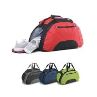 Bolsa esportiva em 600D com fundo em placa semi-rígida. Bolso frontal e bolso lateral para calçado, ambos com zíper. Alça de ombro ajustável. Capacidade até 30 L. 520 x 300 x 255 mm