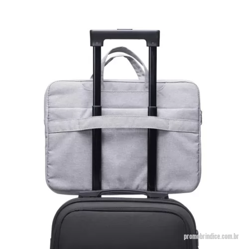Bolsa executiva personalizada -  Pasta executiva para notebook 15 polegadas. Confeccionada em poliéster a pasta tem o compartimento principal com o interior aveludado para maior proteção do notebook, além de 6 compartimentos externos e uma alça para encaixe em mala de viagem.  Altura :  28,8 cm  Largura :  39,7 cm  Profundidade :  3,0 cm  Medidas aproximadas para gravação (CxL):  5 cm X 38 cm  Peso aproximado (g):  367