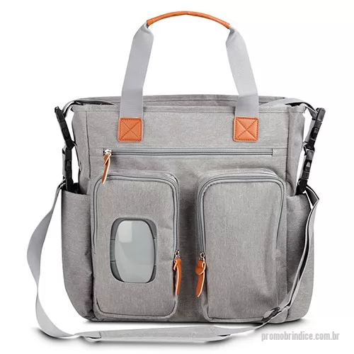 Bolsa maternidade personalizada - Bolsa maternidade personalizada em poliéster com detalhes em PU. Possui 2 compartimentos laterais, 3 bolsos frontais com zíper, 1 na parte oposta com fechamento em velcro, incluindo um específico para lenços umedecidos. Conta com alças de ombro e de mão com acabamento em PU, além de interior espaçoso com divisórias e fechamento em zíper. Prática e organizada para o dia a dia.