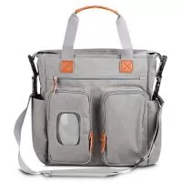 Bolsa maternidade personalizada em poliéster com detalhes em PU. Possui 2 compartimentos laterais, 3 bolsos frontais com zíper, 1 na parte oposta com fechamento em velcro, incluindo um específico para lenços umedecidos. Conta com alças de ombro e de mão com acabamento em PU, além de interior espaçoso com divisórias e fechamento em zíper. Prática e organizada para o dia a dia.