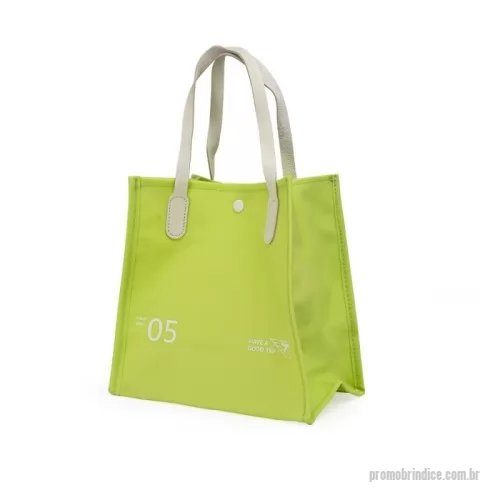 Bolsa multifunções personalizada - A nossa Bolsa de mão é perfeita para manter seus itens favoritos protegidos e organizados. Compacta e versátil, ela pode te acompanhar na praia, piscina, academia, viagens ou onde mais desejar! Feita em PVC impermeável, protege seus produtos contra umidade e respingos, sendo ideal para itens como produtos de higiene, maquiagem, mini toalhas e muito mais. Além disso, tem fechamento por botão para mais praticidade e alça de couro sintético, que traz um toque chique para o seu dia a dia.