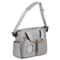 Bolsa multifuncional em poliéster 300D com detalhes em PU e interior em 210D. Possui 2 compartimentos laterais, 3 bolsos frontais com zíper, 1 na parte oposta com fechamento em velcro, incluindo um específico para lenços umedecidos. Conta com alças d