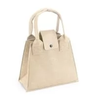 Bolsa confeccionada em feltro com 380 g/m² de gramatura, aba com botão metálico de pressão para fechamento e duas alças de mão.