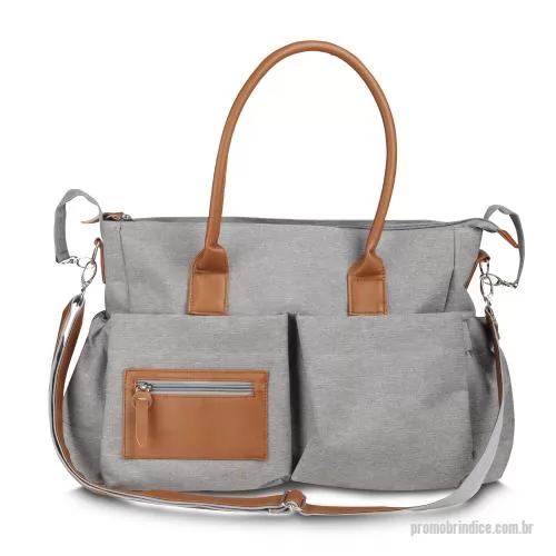 Bolsa multiuso personalizada - Bolsa Multifuncional confeccionada em poliéster 300D e PU e interior em 210D, ideal para o dia a dia. Conta com 6 compartimentos externos com botão de ímã, sendo um deles com detalhe em zíper. Possui alça de ombro ajustável em poliéster com detalhes 