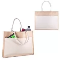Sacola em Juta com bolso frotal em Algodão Cru 220g/m². Alças resistentes de Algodão Cru,interior revestido em plástico PP. Base plana para maior estabilidade. Alça com altura de 20 cm, ideal para transporte.