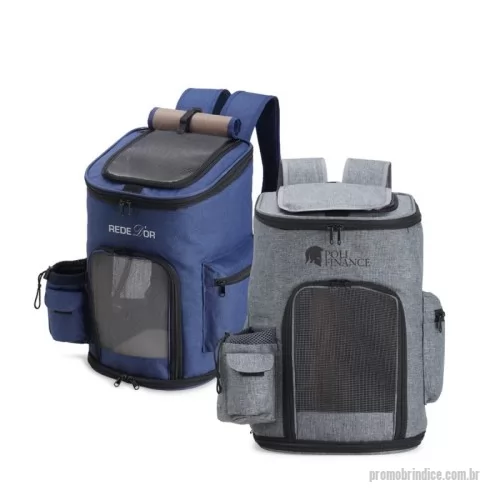 Bolsa para Transporte de Pets personalizada - Mochila para transporte de pets, confeccionada em tecido Oxford, apresenta um compartimento lateral e bolsos adicionais. Seu tapete dupla face, com uma camada aveludada, foi projetada para garantir o máximo conforto ao pet. Equipada com telas respiráveis em nylon, esta mochila possui duas aberturas superiores: uma completa e outra parcial, com cobertura ajustável. Além disso, conta com uma abertura frontal parcial e um fundo com abertura completa, proporcionando uma experiência de transporte arejada e prática para entrada e saída do pet. A mochila dispõe de alça de mão e alças para as costas revestidas com material respirável.