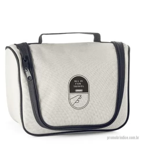 Bolsa personalizada - Bolsa de cosméticos em 600D de alta densidade. O compartimento principal tem zíper duplo e revestimento interior em 210D. Contém vários bolsos interiores e gancho no topo para pendurar. CONHEÇA ESSE E OUTROS PRODUTOS EM NOSSA P´SGINA EXCLUSIVA