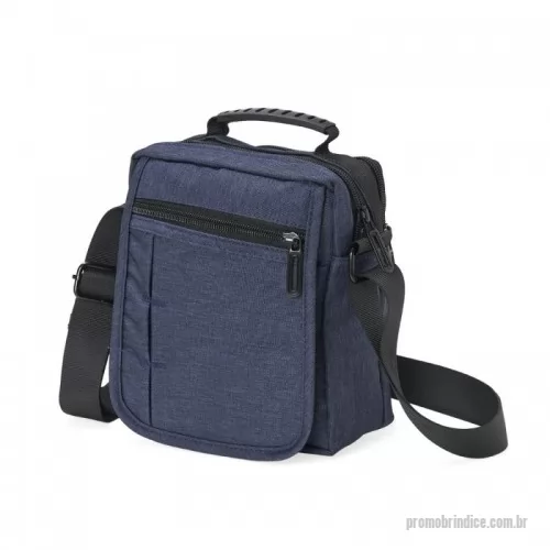 Bolsa personalizada -  Bolsa de ombro confeccionada em nylon resistente a água, possui quatro compartimentos e uma alça de uso transversal.