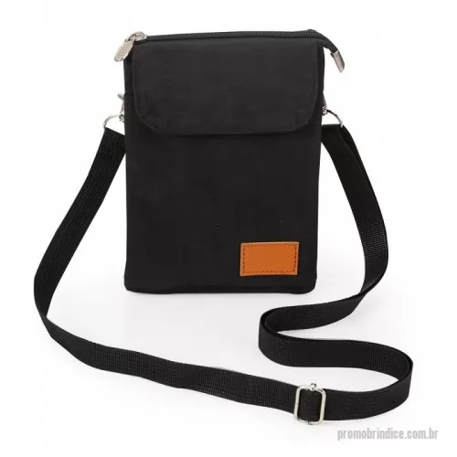 Bolsa personalizada -  Bolsa de ombro em nylon resistente à água com três compartimentos e plaquinha personalizável em couro sintético.  Altura :  19 cm  Largura :  13,5 cm  Profundidade :  6 cm  Medidas aproximadas para gravação (CxL):  1,9 cm x 3,4 cm  Tamanho total aproximado  (CxL):  Alça 132,6 cm  Peso aproximado (g):  91