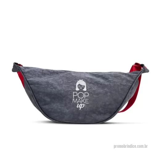 Bolsa personalizada - Bolsa meia lua , tamanho de 38x18x16 cm. nylon amassado. tem 2 bolso e forro interno em nylon resinado. Alça de lateral com regulador.