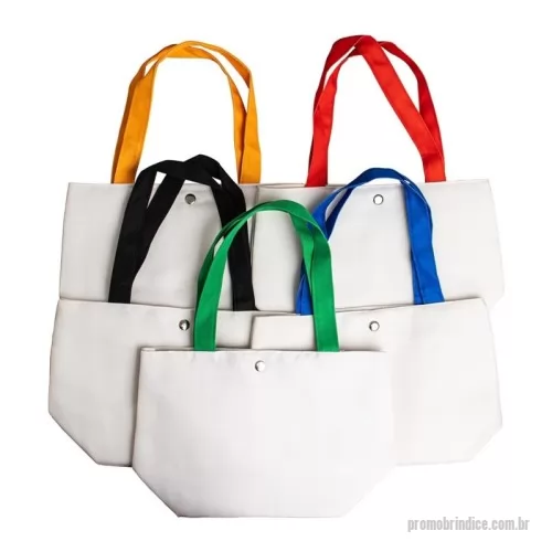 Bolsa personalizada - Descrição: Conheça a nossa bolsa de lona, ideal para quem busca um estilo despojado sem abrir mão da funcionalidade! Resistente à água, garante ainda mais proteção para os pertences em qualquer condição. Seu interior possui um tecido que mantém os objetos organizados e seguros, perfeita para o dia a dia ou para aventuras de fim de semana. Leve e durável, a Bolsa de Lona é a combinação perfeita de praticidade e charme.  Altura :  18,5 cm  Largura :  27 cm  Profundidade :  13 cm  Medidas aproximadas para gravação (CxL):  15 cm x 25 cm  Peso aproximado (g):  62