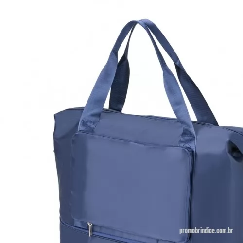 Bolsa personalizada - Uma bolsa que leva em conta as necessidades de quem espera por mais praticidade. Feita em poliéster impermeável e com capacidade máxima expansível em até 25 litros através do compartimento inferior fechada em zíper, é uma ótima opção para viagens de curta ou longa distância. Além do amplo espaço, ela conta com dois bolsos externos, incluindo um bolso com espaço para o encaixe de alças de malas de viagem e, com isso, é possível criar combinações práticas em deslocamentos. Ainda é possível dobrar a bolsa enquanto vazia para guarda-la em malas ou caixas. Acompanha duas alças transversais fixas.