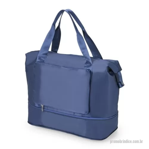 Bolsa personalizada - Uma bolsa que leva em conta as necessidades de quem espera por mais praticidade. Feita em poliéster impermeável e com capacidade máxima expansível em até 25 litros através do compartimento inferior fechada em zíper, é uma ótima opção para viagens de curta ou longa distância. Além do amplo espaço, ela conta com dois bolsos externos, incluindo um bolso com espaço para o encaixe de alças de malas de viagem e, com isso, é possível criar combinações práticas em deslocamentos. Ainda é possível dobrar a bolsa enquanto vazia para guarda-la em malas ou caixas.