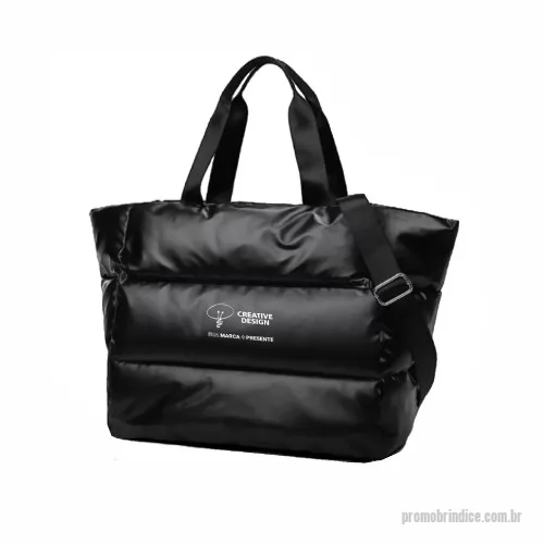 Bolsa personalizada - Confeccionada em tecido Cirré Puffer na cor preta, essa bolsa une estilo, resistência e funcionalidade. O forro em nylon sublimável permite personalização, agregando ainda mais valor ao produto. Possui zíper tratorado preto, que proporciona maior robustez e durabilidade no fechamento. A alça de mão é feita no mesmo tecido da bolsa, garantindo um design elegante e uniforme. Conta ainda com alças de ombro removíveis em fita preta, oferecendo versatilidade no uso — seja na mão ou nos ombros. Os aviamentos plásticos na cor preta complementam o visual moderno e sofisticado da peça.