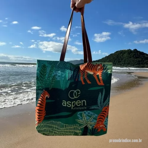 Bolsa personalizada - Tote estampada 46x37. Bolsa tote com estampa total sem limite de cores: a arte cobre a bolsa inteira. Tecido Córdoba, algodão ou Oxford, com alça de poliéster ou corino. Para eventos, feiras, lojas e kits de boas-vindas. Pedido mínimo: 30 peças. Arte criada pelo nosso estúdio, sem custo no pedido fechado. Fábrica própria no Rio de Janeiro e envio para todo o Brasil. Prazo a partir de 15 dias úteis após a aprovação da arte e o pagamento.