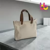 DESCRIÇÃO: BOLSA 41,5X36,5X9,5CM EM  LONA GROSSA COM ALÇA  EM SINTETICO BIDIM 62CM  ACABAMENTO INTERNO  GORGORÃO 25 MM.