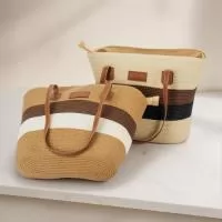Bolsa de Fibra Ecológica – com Plaquinha Personalizável  Descrição: Bolsa confeccionada em fibra biodegradável de celulose, material ecológico e resistente, com costura em linha de nylon e fechamento em zíper. Possui compartimento interno amplo, acompanhado de bolso compacto para pequenos objetos.  Conta com alças e detalhes em couro sintético, incluindo plaquinha frontal costurada, ideal para aplicações de logomarca ou identificação personalizada.  Especificações:  Altura: 30 cm  Largura: 44 cm  Profundidade: 12 cm  Comprimento da alça: 32 cm  Medidas para gravação (CxL): 2 cm × 4 cm (na plaquinha costurada)  Peso aproximado: 351 g