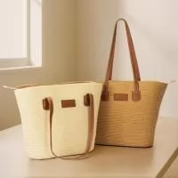 Bolsa Fio de Papel Torcido – com Plaquinha Personalizável  Descrição: Bolsa confeccionada em fibra biodegradável de celulose (fio de papel torcido), costurada com linha de nylon e fechamento em zíper. Possui compartimento interno amplo com bolso compacto para pequenos objetos.  Conta com alças e detalhes em couro sintético, além de plaquinha frontal costurada, ideal para personalização.  Especificações:  Altura: 30 cm  Largura: 44 cm  Profundidade: 12 cm  Comprimento da alça: 32 cm  Medidas para gravação (CxL): 2 cm × 4 cm (plaquinha costurada)  Peso aproximado: 317 g