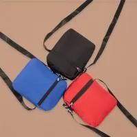 Mini Bolsa Transversal Oxford  Descrição: Mini bolsa confeccionada em tecido Oxford resistente à água, equipada com alça transversal ajustável em nylon para maior praticidade no uso diário. Conta com fechamento em zíper e bolso frontal que facilita a organização de pequenos objetos.  Especificações:  Altura: 19 cm  Largura: 15 cm  Profundidade: 5 cm  Medidas para gravação (CxL): 12 cm × 13 cm  Peso aproximado: 112 g