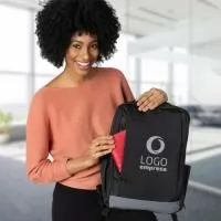 03034 – Mochila de Nylon USB 21 Litros  Descrição: Mochila confeccionada em nylon resistente, com capacidade de 21 litros e dois compartimentos bem estruturados. O compartimento principal possui divisória acolchoada para notebook de até 15,6", além de repartições internas para acessórios e organização.  Conta com suporte externo USB, dois bolsos laterais, duas alças de mão para transporte rápido e alça traseira para engate em malas de viagem, trazendo mais praticidade em deslocamentos.  Especificações:  Altura: 40 cm  Largura: 30 cm  Profundidade: 10 cm  Medidas para gravação (CxL): 24 cm × 16 cm  Peso aproximado: 731 g