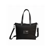 Bolsa tote confeccionada em Oxford com forro 100% poliéster, estruturada para acomodar diversos itens com organização. Conta com alça de ombro revestida em corino, alça transversal removível e alça traseira para encaixe em malas, facilitando o transporte em diferentes situações. Possui dois bolsinhos internos porta-garrafa, compartimento acolchoado para notebook e bolso interno com zíper para celular. A estrutura reforçada mantém o formato da bolsa e o tecido oferece leveza e resistência para uso contínuo. O espaço interno amplo permite levar roupas, documentos, acessórios e itens pessoais. A abertura superior facilita o acesso ao conteúdo, e a superfície externa possibilita aplicação de personalização.