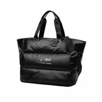 Confeccionada em tecido Cirré Puffer na cor preta, essa bolsa une estilo, resistência e funcionalidade. O forro em nylon sublimável permite personalização, agregando ainda mais valor ao produto. Possui zíper tratorado preto, que proporciona maior robustez e durabilidade no fechamento. A alça de mão é feita no mesmo tecido da bolsa, garantindo um design elegante e uniforme. Conta ainda com alças de ombro removíveis em fita preta, oferecendo versatilidade no uso — seja na mão ou nos ombros. Os aviamentos plásticos na cor preta complementam o visual moderno e sofisticado da peça.