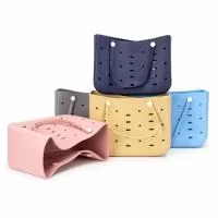 Bolsa confeccionada em EVA resistente à água e de fácil limpeza. Apresenta furos para ventilação e dispersão de líquidos, grãos de areia ou terra. Conta ainda com textura antiderrapante na parte inferior e alças de mão fixadas por botões plásticos. Gravação da logomarca em 1 cor já incluso.