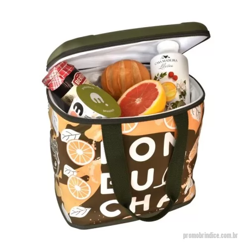 Bolsa térmica dobrável personalizada - Sacola térmica confeccionada em material resistente e de excelente durabilidade. Suas alças (podendo ser alça de mão ou de ombro) são reforçadas, aguentando grande quantidade de peso; o fechamento é feito por zíper; e por ser flexível, pode ser dobrada, ocupando pouco espaço.  A aplicação da arte com a sua logomarca pode ser usada em toda sua extensão – tampa (em relevo) e laterais – trazendo excelente visibilidade e divulgação de sua empresa ou campanha promocional.  Com interior térmico, esta sacola se torna uma excelente escolha para armazenamento de produtos alimentícios perecíveis para que permaneçam frescos durante o trajeto de longas viagens ou para pequenas compras e passeios.
