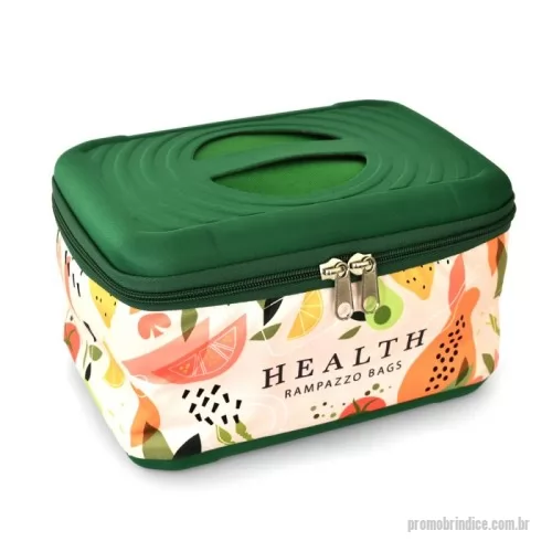 Bolsa térmica dobrável personalizada - Case térmica com alça embutida resistente e de excelente durabilidade. Ideal para quem quer cuidar da saúde e estar sempre preparado com uma alimentação saudável; o fechamento é feito por zíper, interno térmico com revestimento em pvc.  A aplicação da arte com a sua logomarca pode ser usada em toda sua extensão lateral, trazendo excelente visibilidade e divulgação de sua empresa ou campanha promocional.  Com interior térmico, esta sacola se torna uma excelente escolha para armazenamento de produtos alimentícios perecíveis para que permaneçam frescos durante o seu trajeto.