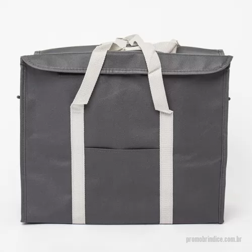 Bolsa térmica dobrável personalizada - Alimentos mais saudáveis durante o lazer! A Bolsa Térmica de 34 litros, feita de nylon resistente, permite levar petiscos, lanches e bebidas de forma prática e segura, mantendo tudo fresquinho por mais tempo nos passeios. Conta com bolso frontal para utensílios, zíperes laterais, fechamento frontal com velcro e duas alças para facilitar o transporte. É a escolha perfeita para quem valoriza eficiência e segurança durante as refeições. 