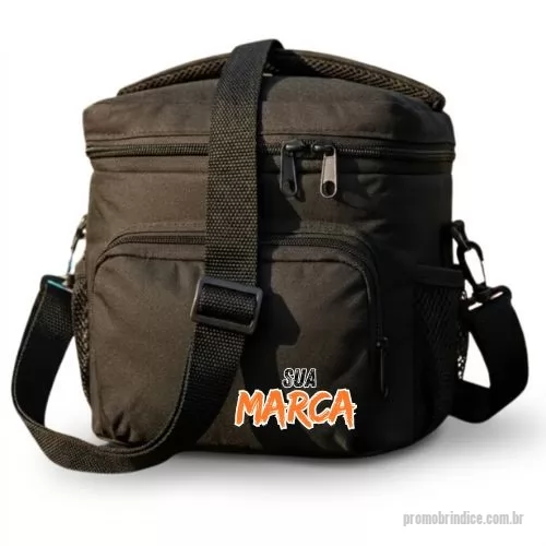 Bolsa térmica dobrável personalizada - Bolsa Térmica Marmita Fit Premium MBZA foi desenvolvida para quem busca praticidade, durabilidade e estilo. Este bolsa térmica marmita fit premium (bolsa térmica marmita fit premium) em tecido Oxford com isolamento térmico de alta performance (isolamento térmico de alta performance) acomoda até quatro refeições, mantendo a temperatura por até 8 horas.  Frasqueira refrigerada para marmita fitness (frasqueira refrigerada para marmita fitness), com interior em espuma PAC e manta térmica.  Frasqueira esportiva para academia e atividades fitness (frasqueira esportiva para academia e atividades fitness), com bolso frontal para talheres e bolsos laterais em tela mesh.  Bolsa térmica para até 4 refeições confortáveis (bolsa termica para ate 4 refeições), design compacto de 22×22×15 cm.  Bolsa térmica impermeável com forro de espuma PAC (bolsa térmica impermeável com forro de espuma pac), fácil de limpar e resistente a respingos.  Bolsa marmita com bolso frontal e laterais em tela mesh (bolsa m