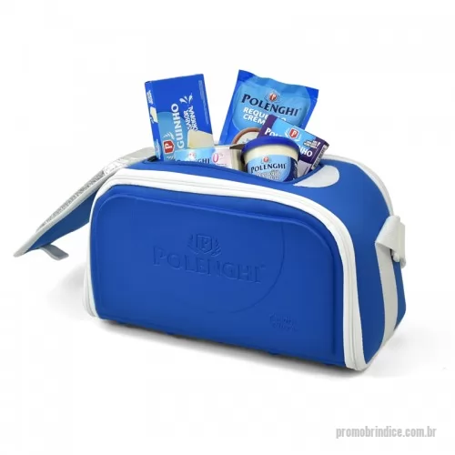 Bolsa térmica dobrável personalizada - Bolsa térmica grande confeccionada em material flexível e resistente que permite ser estrategicamente dobrado quando não em uso – característica que deixa este brinde promocional prático, compacto e fácil de ser guardado no dia a dia.  Sua propriedade térmica faz com que armazene diversos tipos de alimentos mantendo a temperatura necessária. Assim, sua marca será relacionada à ideia de produtos alimentícios frescos, saborosos e de boa durabilidade.  Com alças resistentes, fechamento em zíper e tampa superior, sua logomarca aparecerá aqui de forma elegante, minimalista e a cartela de cores fica à sua escolha.