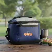 Bolsa Térmica Marmita 5 L MBZA – Praticidade, Segurança e Estilo  Leve suas refeições, lanches e remédios para onde quiser com a qualidade e durabilidade que só a MBZA oferece. Desenvolvida para manter a temperatura ideal dos alimentos e garantir total proteção contra vazamentos, esta bolsa térmica torna seu dia a dia muito mais prático.  Principais Benefícios Isolamento Superior: PVC laminado + Espuma PAC de alta densidade mantém bebidas e comidas na temperatura perfeita por horas.  Antivazamento 100%: Saco interno impermeável evita qualquer gotejamento – ideal para marmitas, remédios líquidos e snacks.  Capacidade Compacta: 5 L: Espaço para marmita padrão (14× 23× 17 cm), frutas, garrafa e utensílios.  Design Ergonômico: Alça de mão reforçada e tiracolo ajustável para transporte confortável em qualquer ocasião.  Fácil Limpeza & Durabilidade: Revestimento interno liso que não absorve odores e resiste ao uso diário.  Versátil & Multifuncional: Perfeita como lancheira térmica, bolsa de 