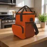perfeito para manter os alimentos frescos ou quentes em qualquer lugar e a qualquer momento. Fabricada com tecido Oxford resistente, esta bolsa garante durabilidade e confiabilidade em todas as suas aventuras. Com capacidade de 08 litros, oferece espaço suficiente para armazenar refeições, lanches e bebidas para você e sua família desfrutarem durante todo o dia. Seu isolamento térmico premium mantém os alimentos frios ou quentes por várias horas, garantindo a qualidade e a frescura das suas refeições. Além disso, a bolsa possui alças laterais e uma grande alça de ombro, facilitando o transporte e proporcionando conforto durante o deslocamento. Um bolso com zíper frontal permite armazenar objetos pequenos e essenciais, enquanto dois bolsos com rede volei nas laterais são ideais para transportar garrafas ou outros itens pequenos. Seja para um piquenique no parque, um dia na praia ou um passeio de acampamento, a Bolsa Térmica é a escolha ideal para manter seus alimentos frescos e suas ave