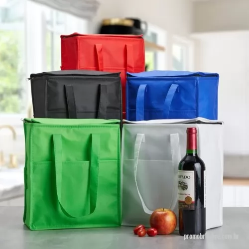 Bolsa térmica para compressa personalizada - Descrição: Bolsa térmica em TNT 9 litros com bolso frontal  Altura :  29,3 cm  Largura :  26 cm  Profundidade :  13 cm  Medidas aproximadas para gravação (CxL):  17 cm x 24 cm  Peso aproximado (g):  67