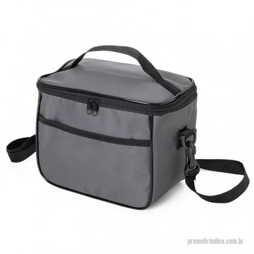 Bolsa térmica personalizada -  Bolsa térmica 6 litros com bolsos externos e alça de mão em nylon, contém bolso frontal aberto e bolso traseiro com zíper. Acompanha plaquinha metálica e alça transversal regulável com mosquetões para encaixe nas fivelas laterais da bolsa.