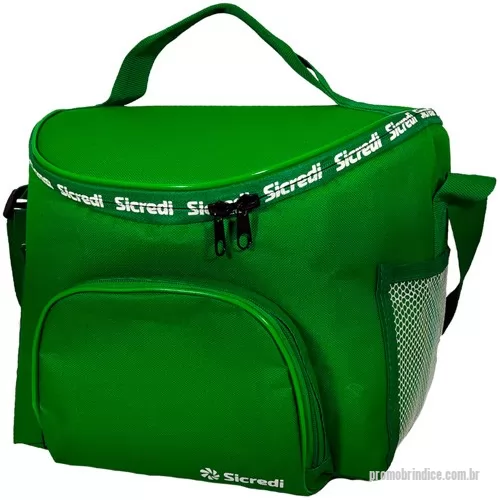 Bolsa térmica personalizada - Confeccionada em Nylon 600 ou Nylon 70 PVC. Revestimento térmico em isomanta e frro interno Bagum Espelhado 0.30. Alça de mão e ombro  de 40 mm. Fechamento com zíper nº 08 com 2 cursores. Bolso Frontal, bolso na Tampa e bolsos Laterais em tela. Tamanho 28 x 25 x 25 cm (capacidade 19 litros). Gravação sugerida - Serigrafia ou Bordado
