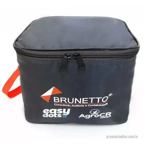 Bolsa térmica personalizada -  Confeccionada com Nylon 70 ou Nylon 600. Revestimento térmico em isomanta e forro interno de Bagun Espelhado 0,30. Alça de ombro de 25mm. Fechamento em zíper  nº 08, com dois cursores. Tamanho 27 x 22 x 22 cm (13 litros aproximados). Gravação sugerida - Serigrafia ou Bordado