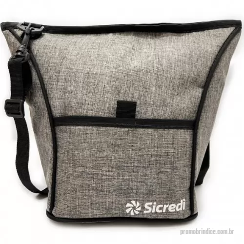 Bolsa térmica personalizada - SACOLA TERMICA PRATICA 10 LITROS - * Confeccionada com Nylon 600 ou Oxford plastificado  * Revestimento térmico em isomanta.  * Forro interno de Bagun Espelhado 0,30.  * Alça longa de 25 mm.  * Fechamento em zíper 06, com 1 cursor.  * Tamanho 37 x 30 x 20 cm (10 Lts Aproximados)  * Bolso Frontal  * Gravação Sugerida - Serigrafia ou Bordado  * Pedido mínimo: 30 unidades.