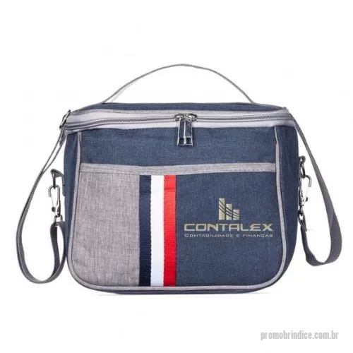 Bolsa térmica personalizada - Bolsa térmica de nylon 7,6 litros com dois compartimentos e bolso frontal. Compartimento principal com revestimento térmico. Acompanha alça transversal. Altura :  19,5 cm  Largura :  25,5 cm  Profundidade :  16,5 cm  Medidas aproximadas para gravação (CxL):  11 cm x 12 cm  Peso aproximado (g):  271