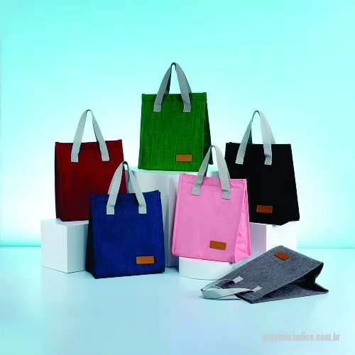 Bolsa térmica personalizada - Bolsa térmica oxford com capacidade de 5 litros com fechamento em velcro. Contém alças de mãos e plaquinha personalizável fixa.  Altura :  17 cm  Largura :  22 cm  Profundidade :  14 cm