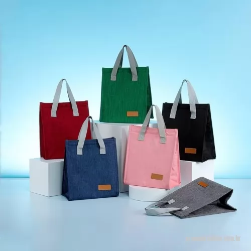 Bolsa térmica personalizada -  Bolsa térmica oxford com capacidade de 5 litros com fechamento em velcro. Contém alças de mãos e plaquinha personalizável fixa.