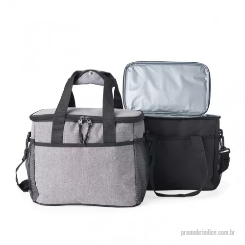 Bolsa térmica personalizada - Bolsa térmica de nylon 14 litros com bolso frontal e bolsos laterais em malha. Compartimento principal com revestimento térmico soldado antivazamento e alças de mãos com suporte de juntura. Acompanha alça transversal.