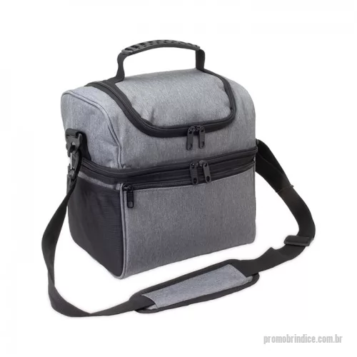 Bolsa térmica personalizada - Bolsa térmica dupla de nylon com três compartimentos, capacidade de 16 litros. Contém dois compartimentos térmicos isolados, sendo o principal com costura soldada (não vaza). A bolsa possui alça de mão com pegador plástico, bolsos laterais em malha e acompanha alça transversal.