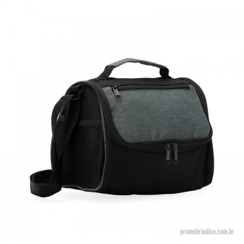 Bolsa térmica personalizada - Bolsa térmica de poliéster com dois compartimentos, capacidade de 7 litros. A bolsa possui revestimento térmico em PEVA atóxico, alça de mão, bolsos laterais telados e alça transversal.